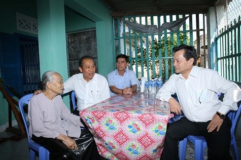 Phó Thủ tướng Trương Hòa Bình thăm, tặng quà đồng bào Chăm tỉnh Bình Thuận - ảnh 3